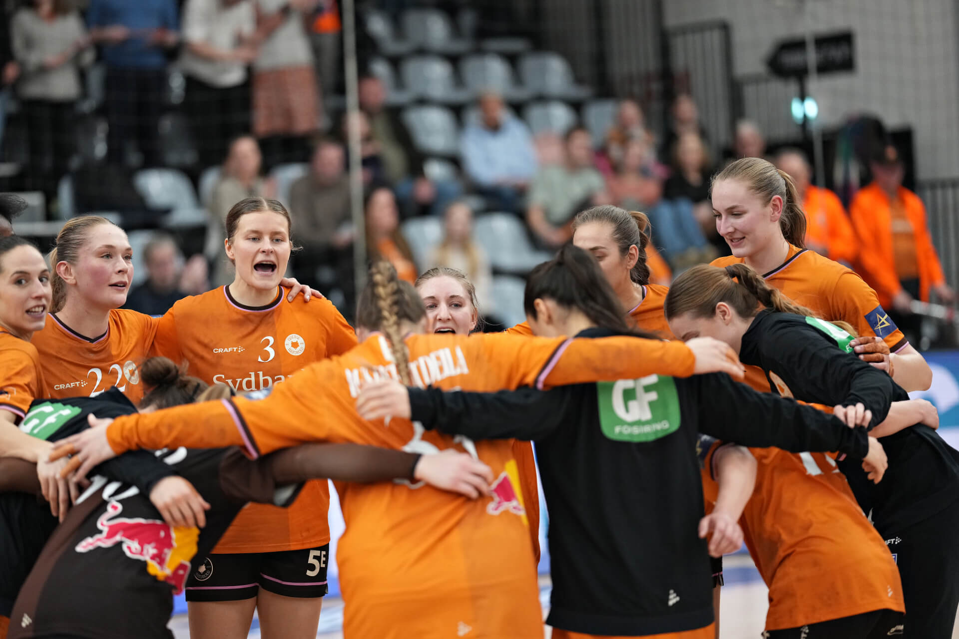 Spillere fra Odense Håndbold samlet i en cirkel i Sydbank Arena